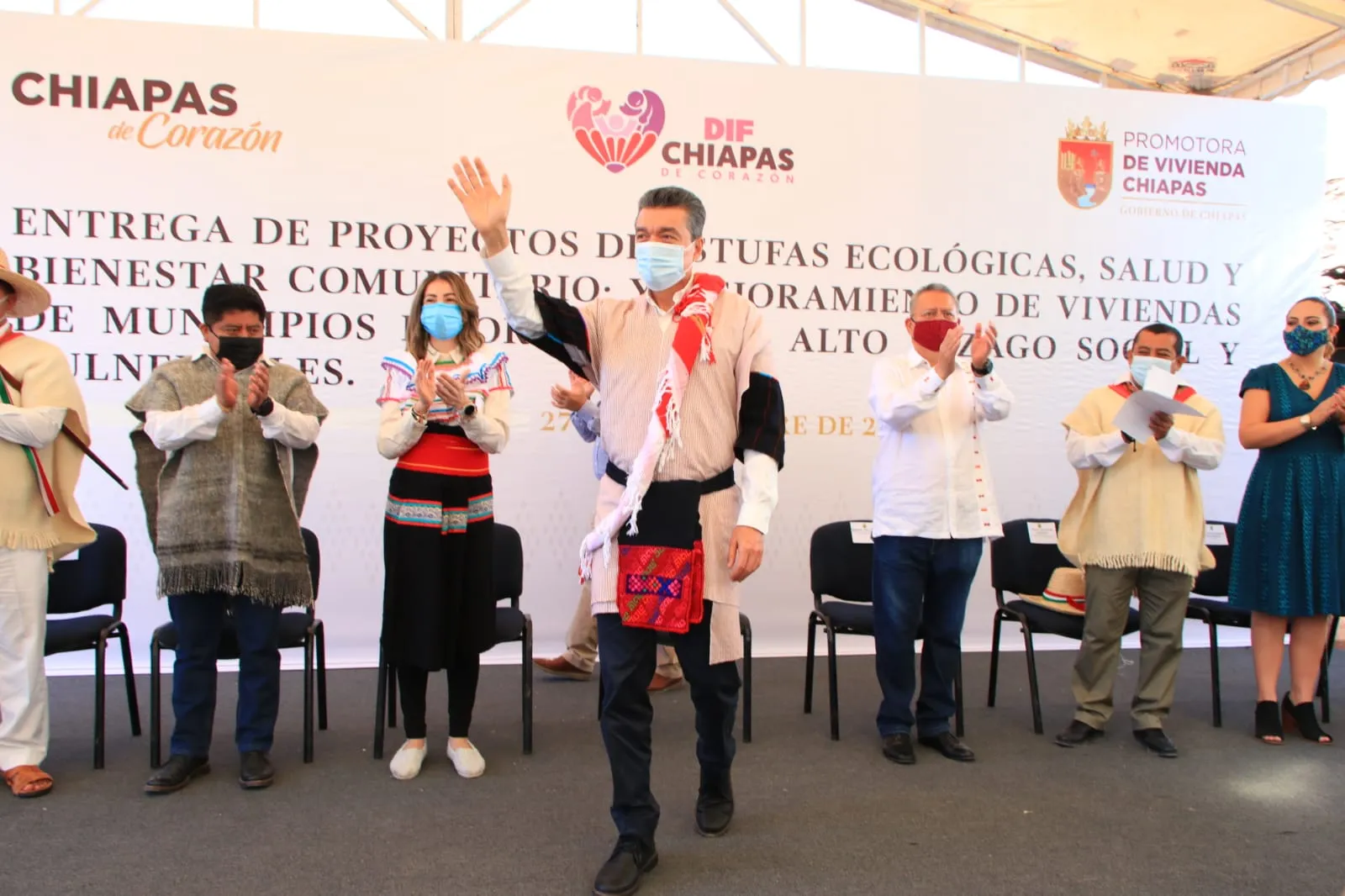 Rutilio Escandón entrega estufas ecológicas y apoyos para la salud, bienestar y mejoramiento de viviendas