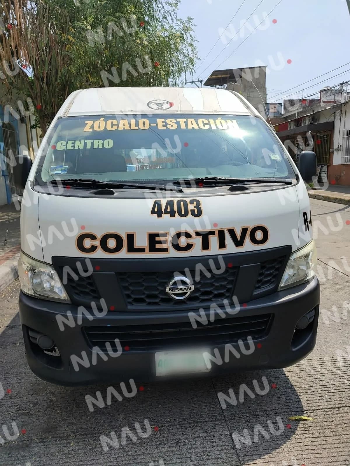 Combi impactó a motociclista