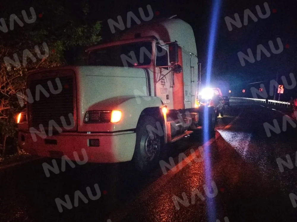 Caja seca cargado de plátanos vuelca en Jaritas