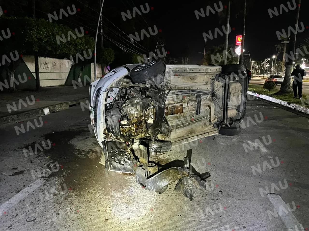 Abandonan vehículo al volcarse frente al ITT
