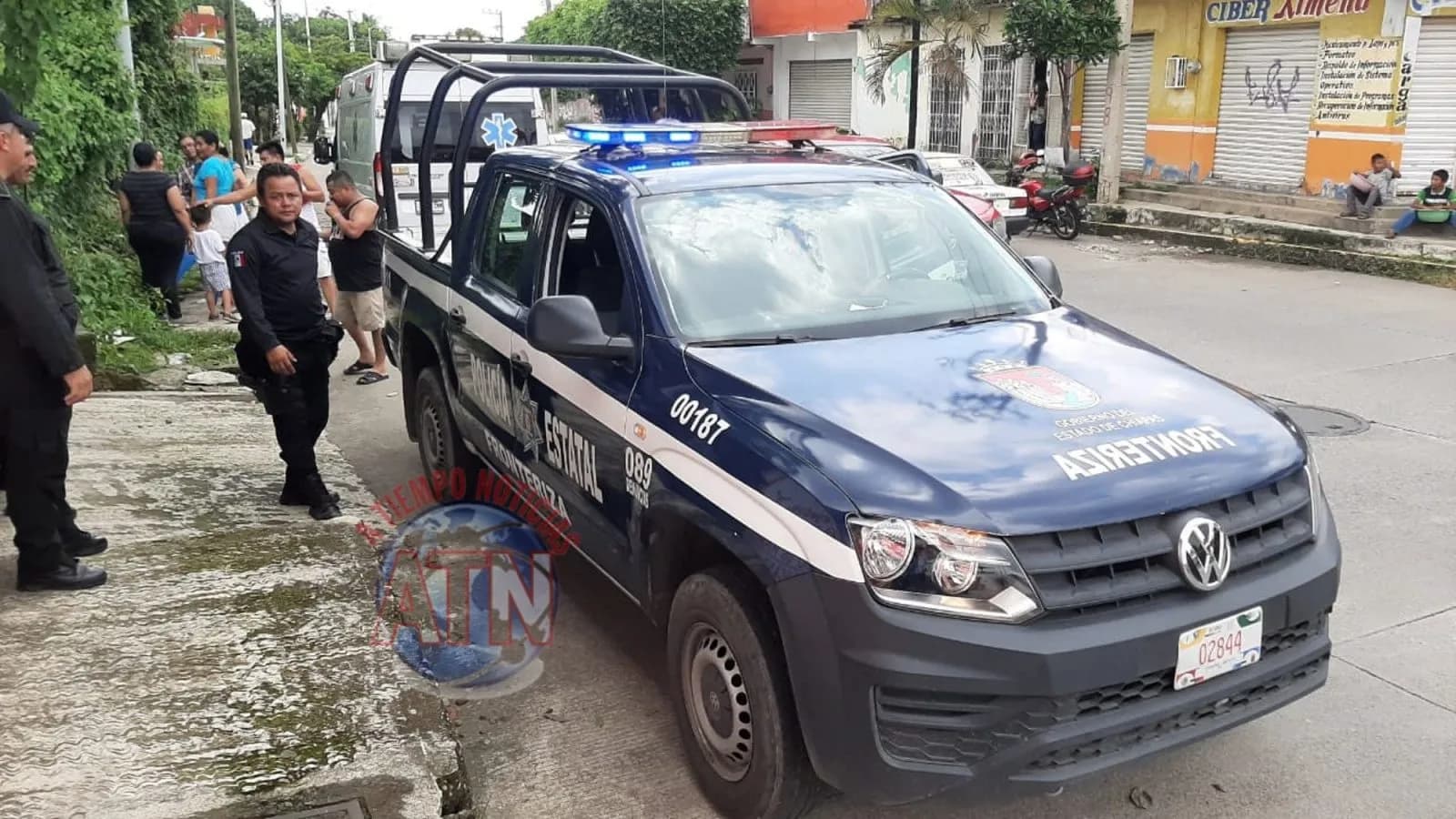PC auxilia a una joven desmayada