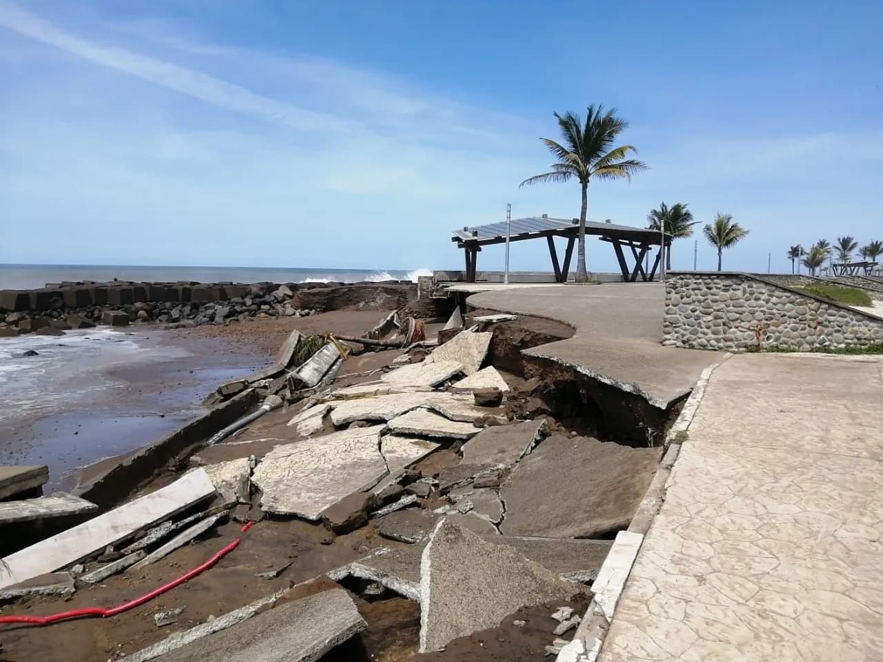 INTENSIFICAN RECORRIDOS DE PREVENCIÓN POR MAR DE FONDO EN PLAYAS DE TAPACHULA