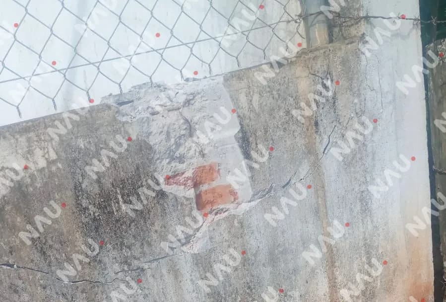 Camión de volteo daña escuela rural en Suchiate y huye del lugar
