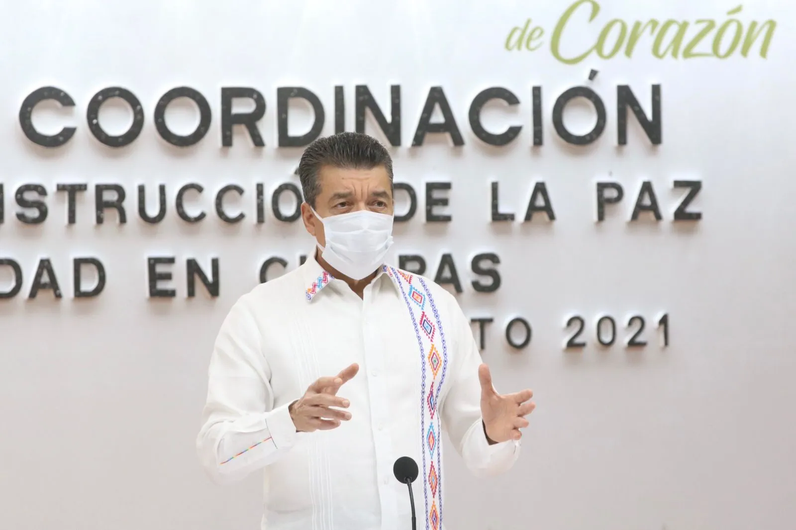 Reitera Rutilio Escandón llamado a vacunarse contra el COVID-19 para proteger la salud y la vida