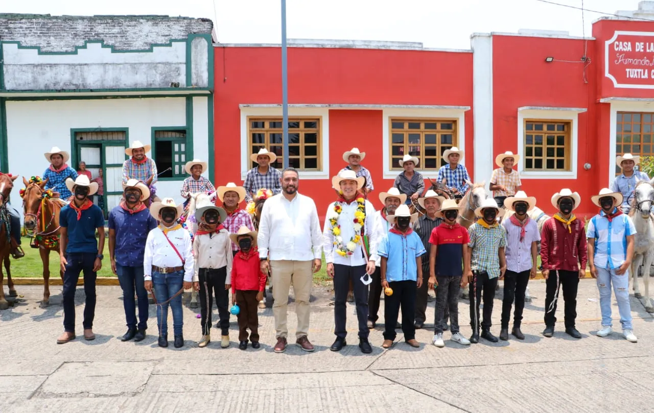 Beneficia Rutilio Escandón con equipamiento policial y pavimentación de calle a Tuxtla Chico