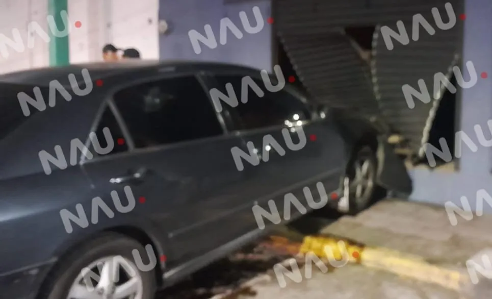 Abandonan vehículo tras chocar contra empresa de venta de caramas de seguridad