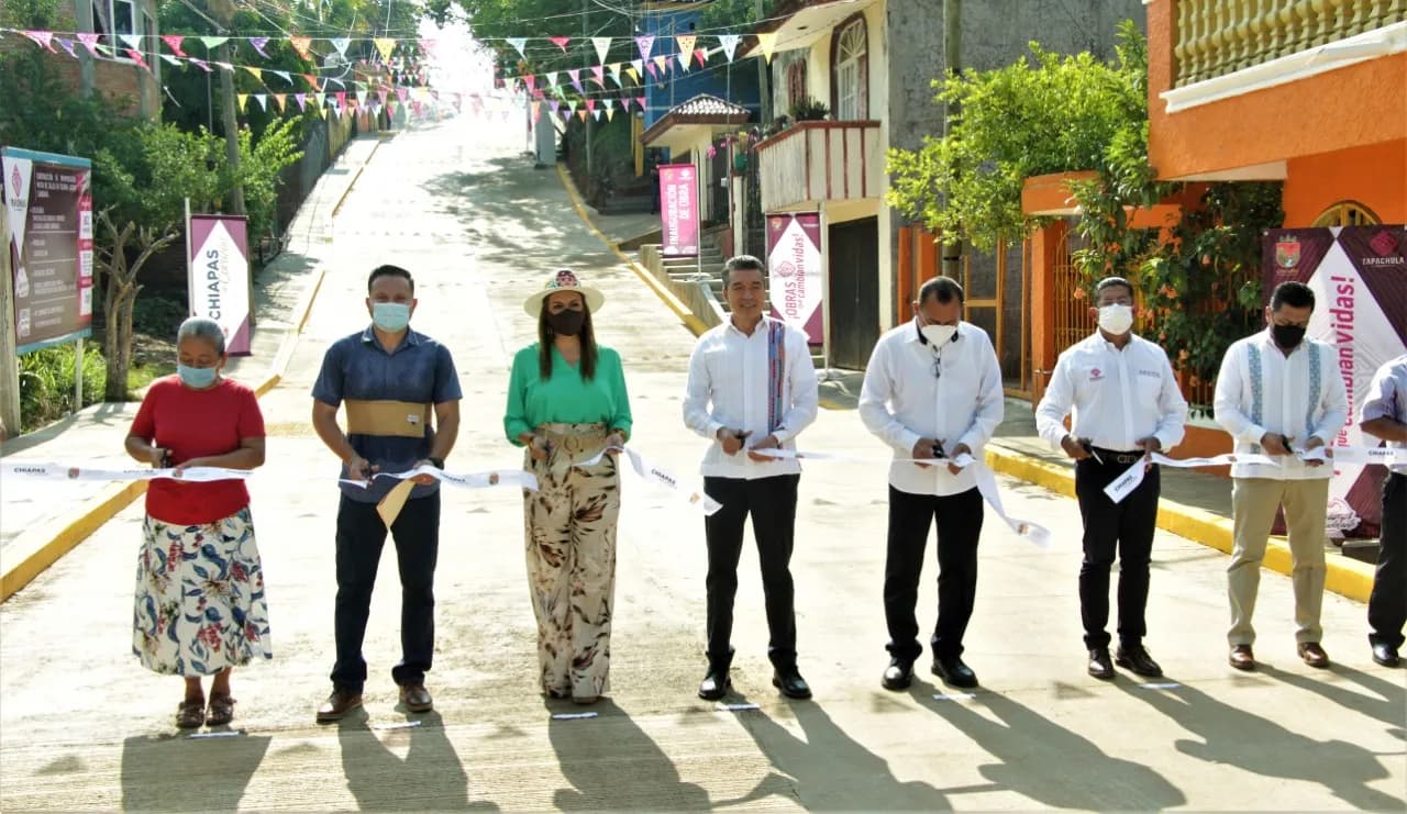 CON NUEVAS OBRAS Y ENTREGA DE ESCRITURAS SE HACE JUSTICIA SOCIAL A TAPACHULTECOS: ROSY URBINA
