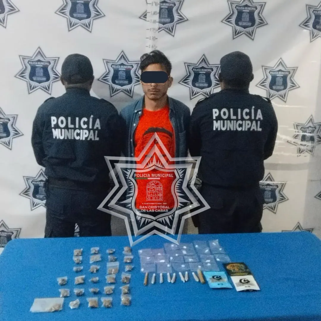 Elemento de la Policía Municipal de San Cristóbal detienen a sujeto por posible delitos contra la salud tras hallazgo de estupefacientes