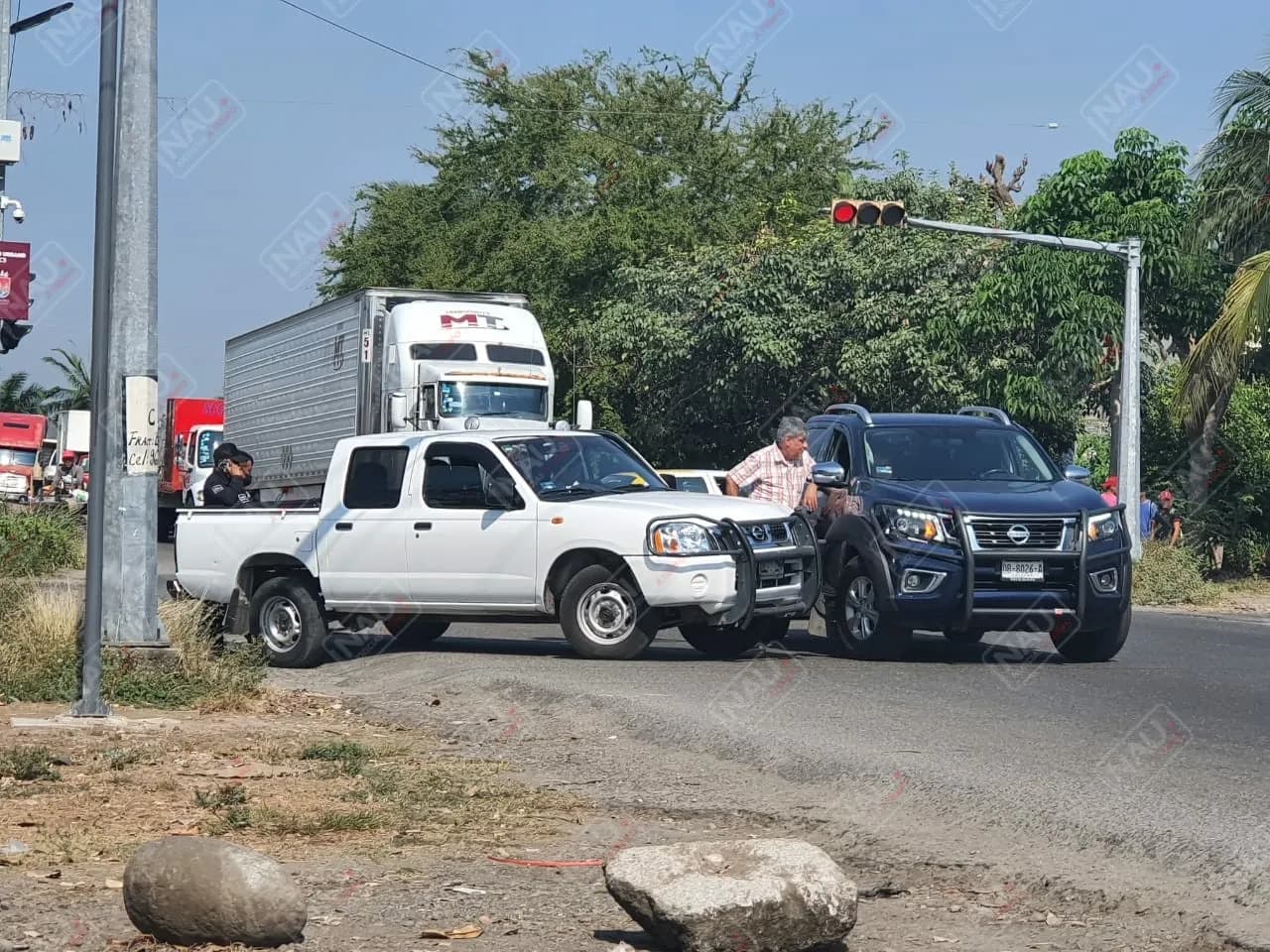 Chocan dos camionetas en el semáforo de la entrada del Fraccionamiento Buenos Aires