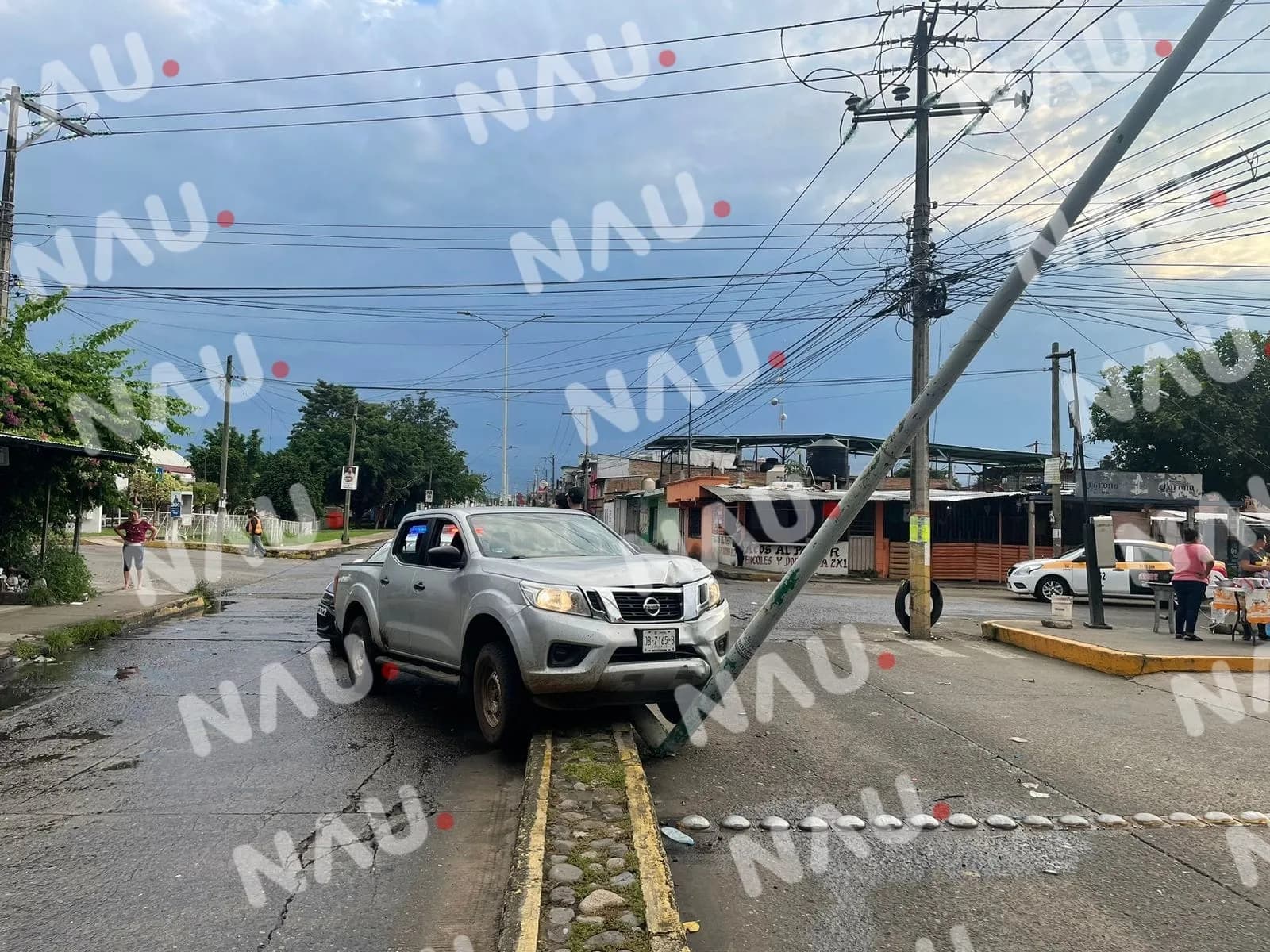 El exceso de velocidad y falla mecánica ocasionó el choque de una camioneta contra el camellón central del boulevard Príncipe Akishino