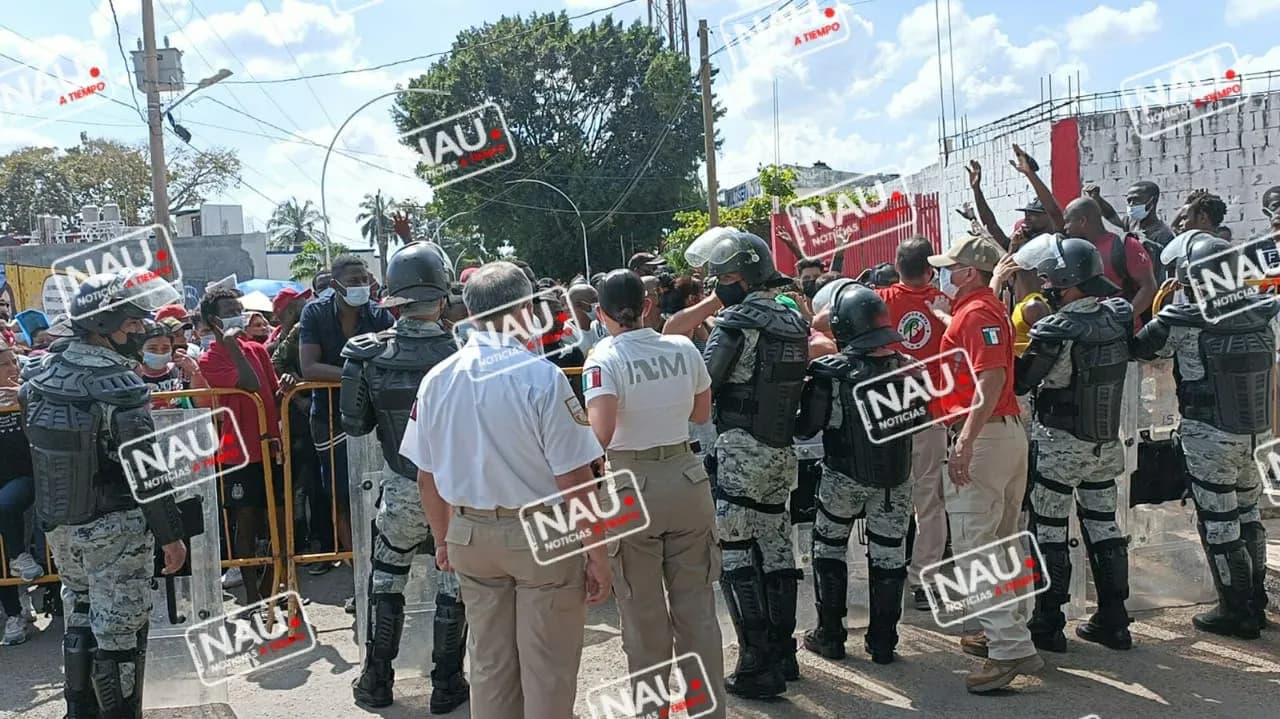 Atiende INAMI marcha de migrantes en Tapachula.