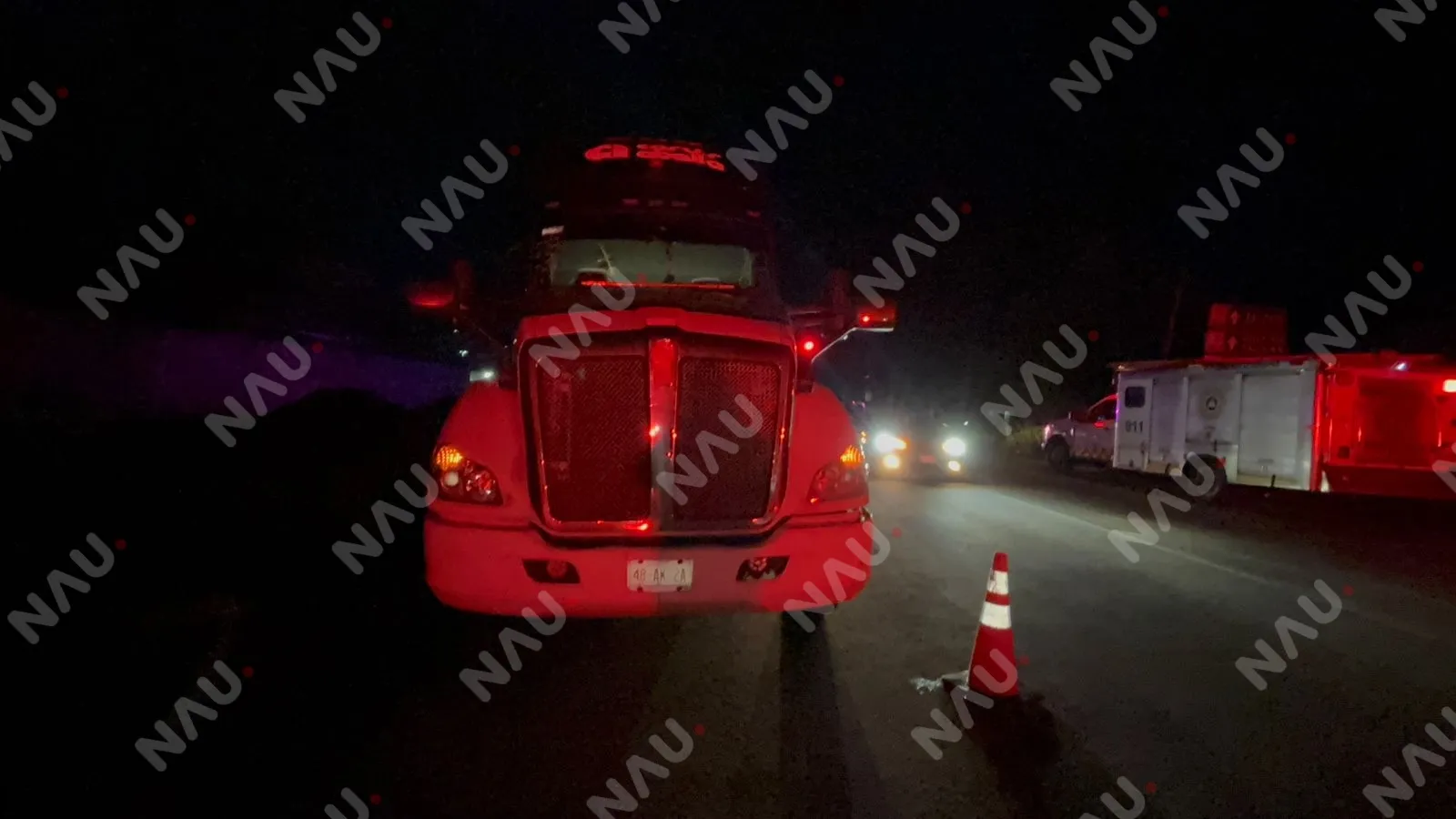 Tractocamión cisterna cae a un desagüe en el libramiento Sur Oriente de Tapachula