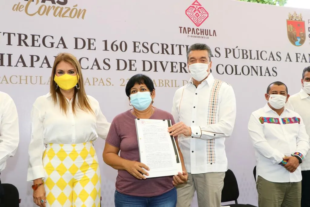 Tras casi 40 años de espera, Rutilio Escandón entrega escrituras públicas a 160 familias de Tapachula