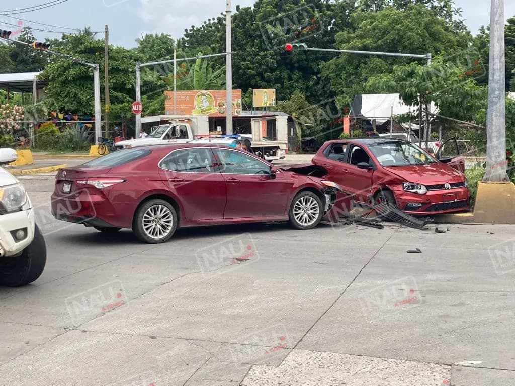 Provocó un accidente, fue hablar por teléfono y ya no regresó