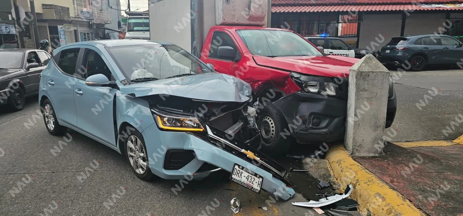 Dos choques consecutivos en el mismo cruce de Tapachula; un vehículo terminó incrustado en muro de vivienda