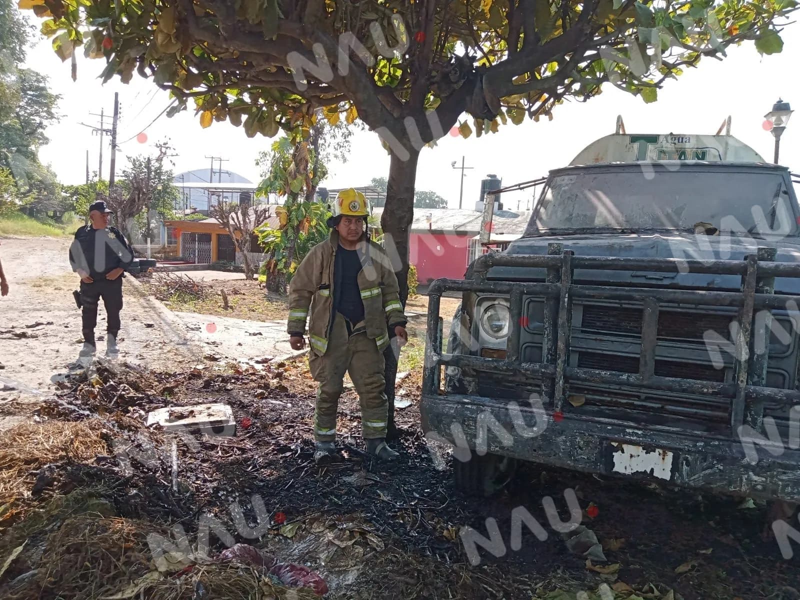 Mujer quema basura y se registra un conato de incendio de una pipa