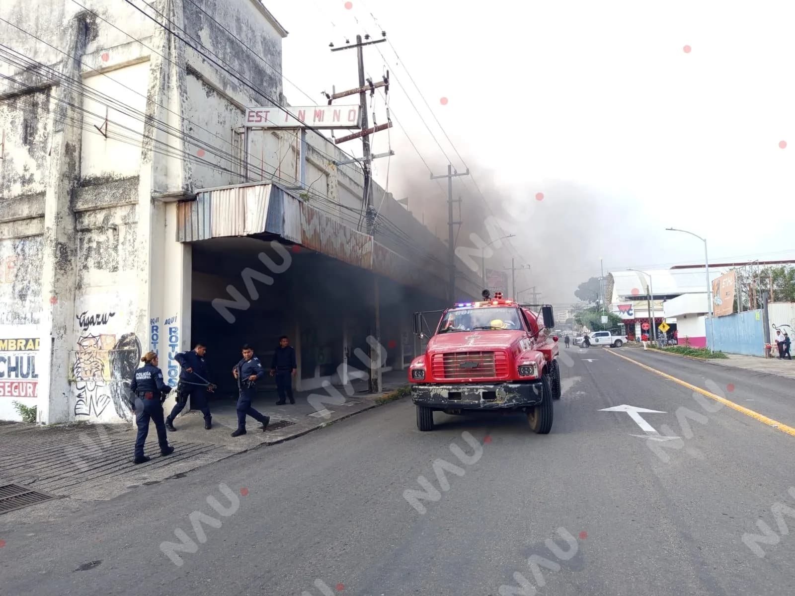 Incendio en antiguo edificio de Tapachula moviliza a bomberos y policías