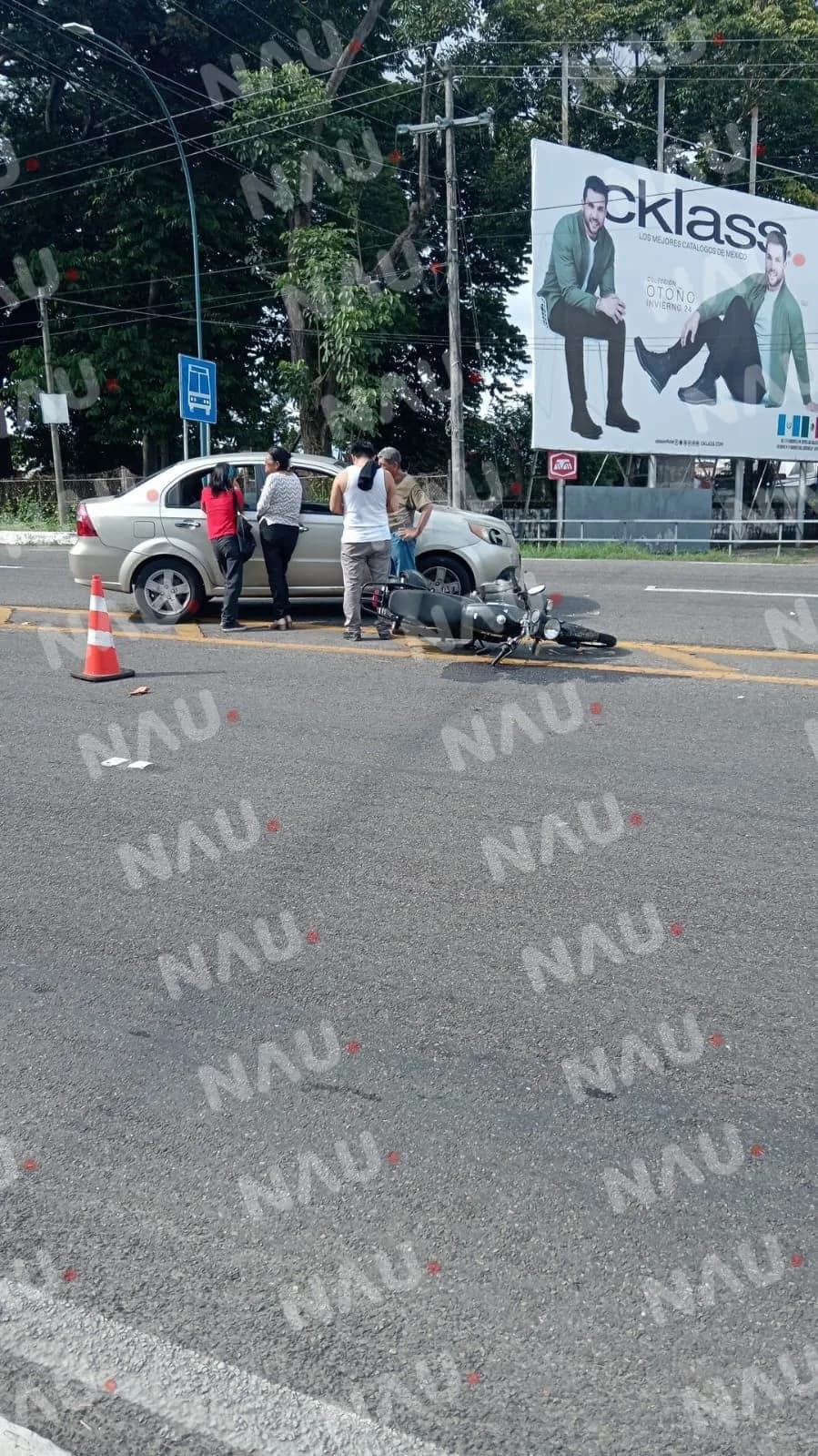 Accidente entre motocicleta y automóvil en carretera Tapachula-Tuxtla Chico deja sólo daños materiales