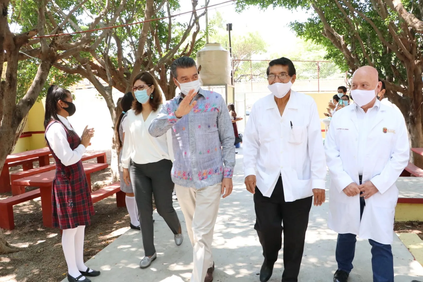 Gracias a consenso entre madres, padres, docentes y directivos, más escuelas regresan a clases