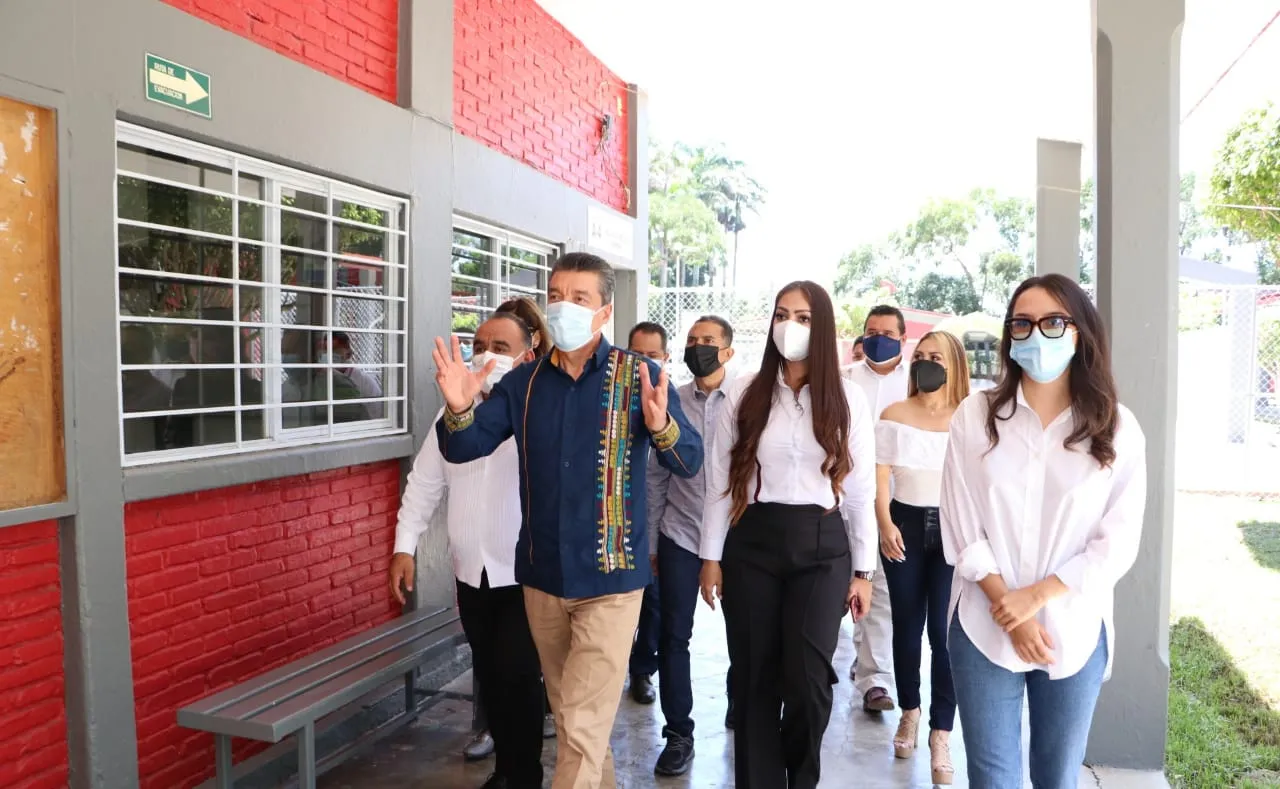 En el regreso presencial a clases, Rutilio Escandón entrega cancha y mejoras al Cecyte Chiapas de San Fernando