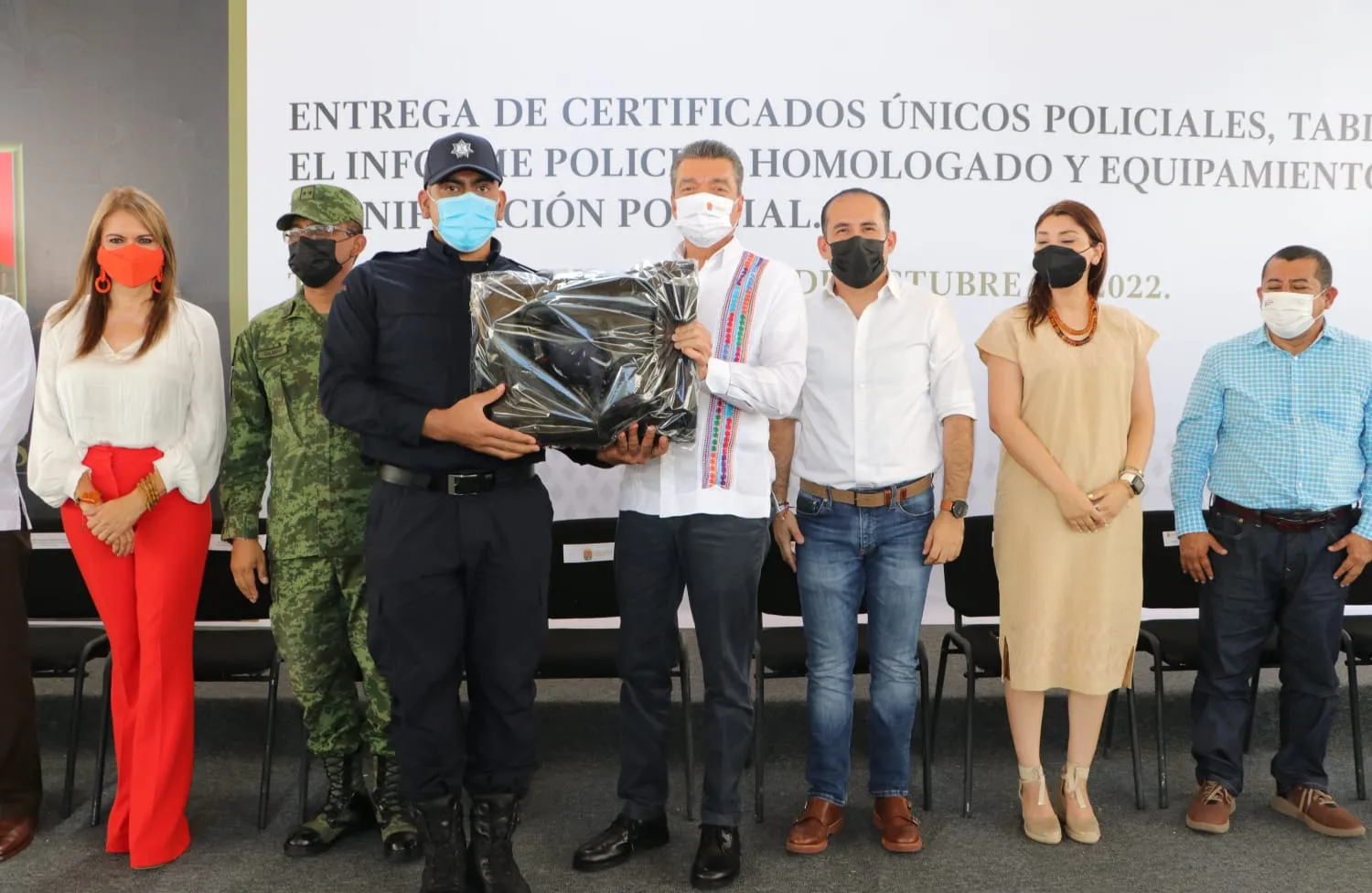 Entrega Rutilio Escandón uniformes, equipamiento, certificados y tabletas electrónicas a Policía de Tapachula