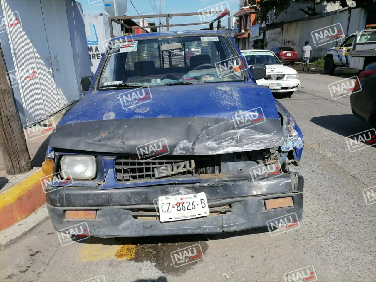 Se paso la vía de preferencia y colisiono contra camioneta.