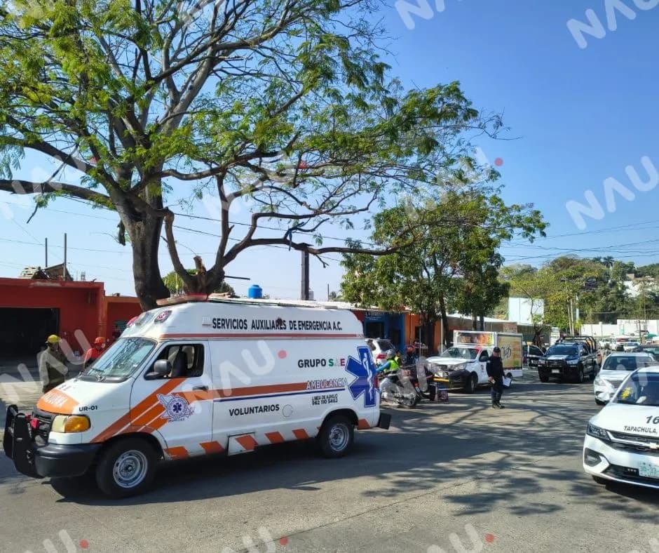 Choque entre combi y automóvil deja una persona lesionada en la carretera costera