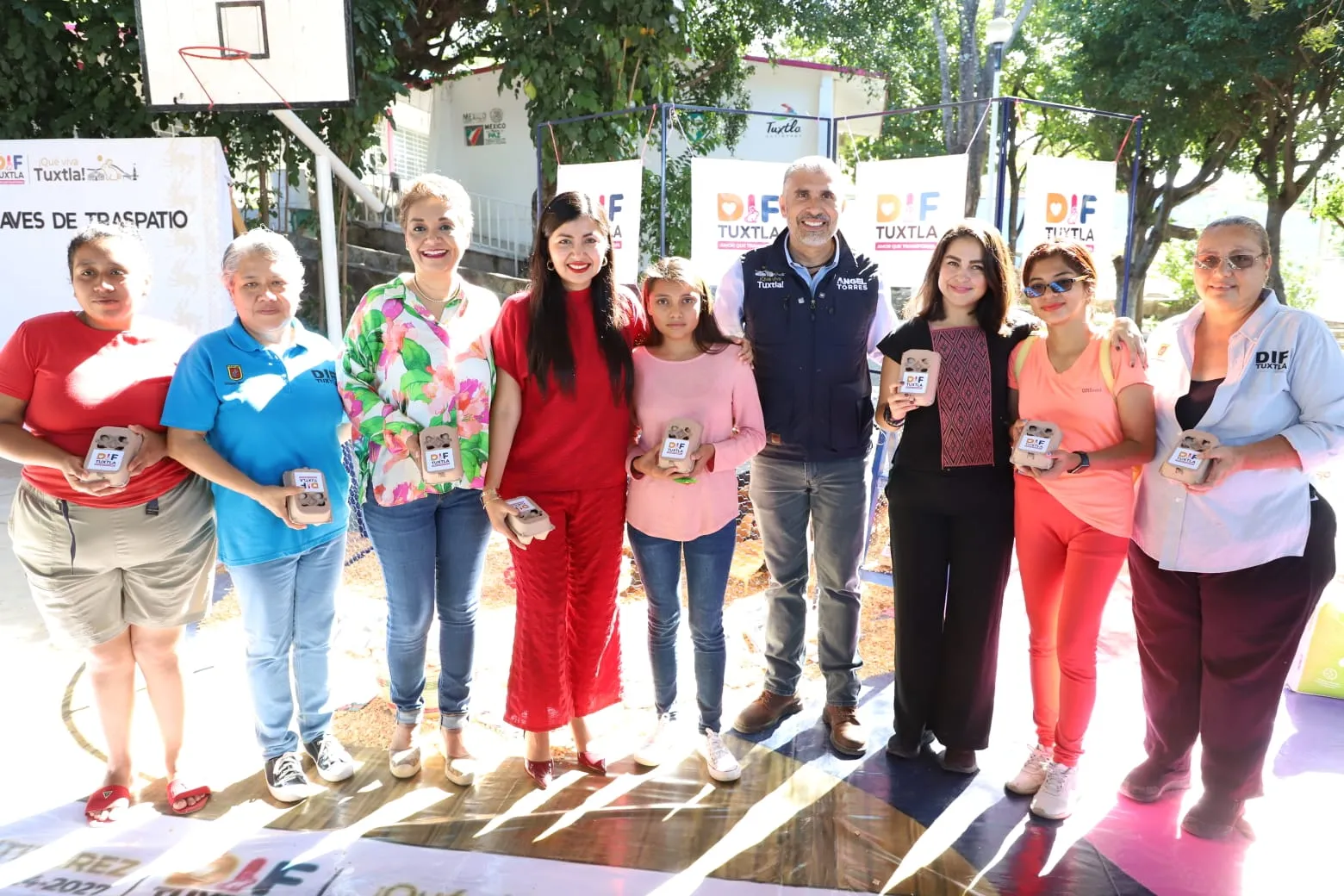 Entrega Angel Torres aves de traspatio en beneficio de familias de Tuxtla, en la colonia Las Granjas