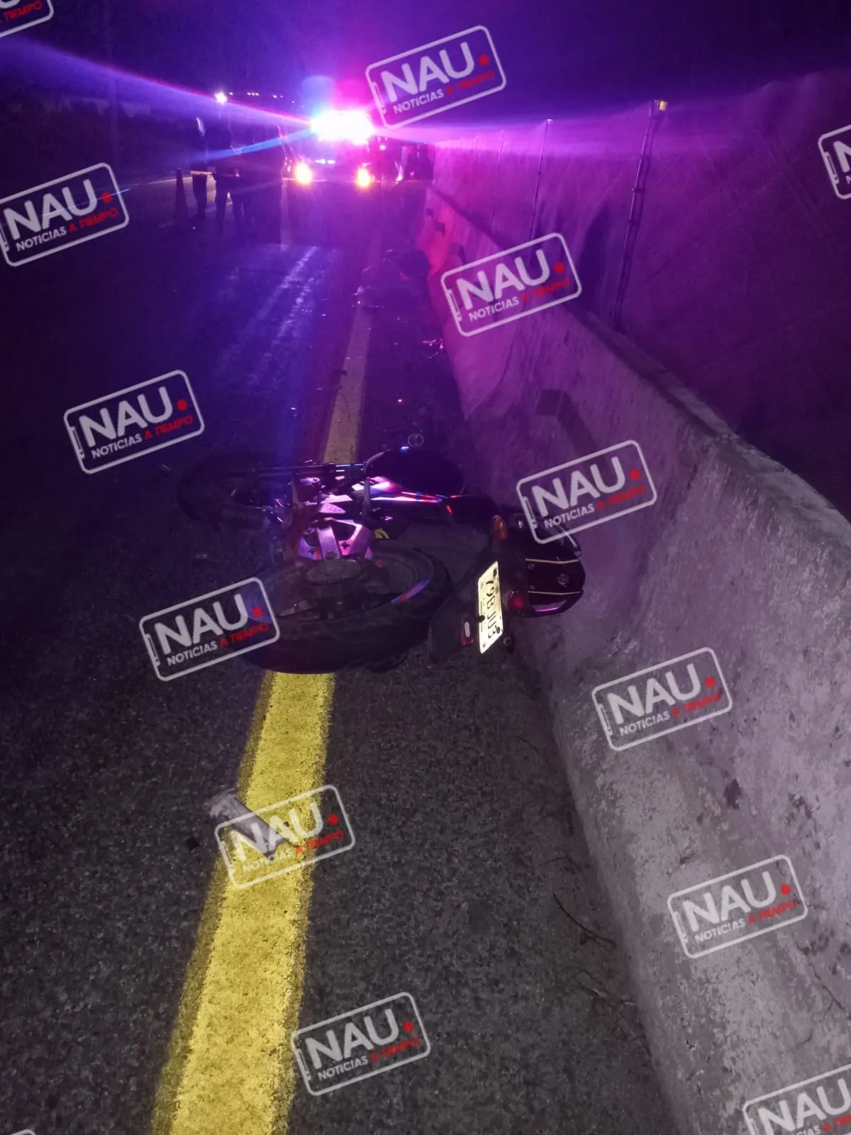 Muere motociclista al chocar contra el muro de contención central de la carretera.