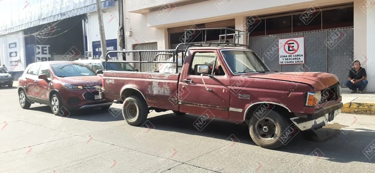Accidente deja daños por miles de pesos