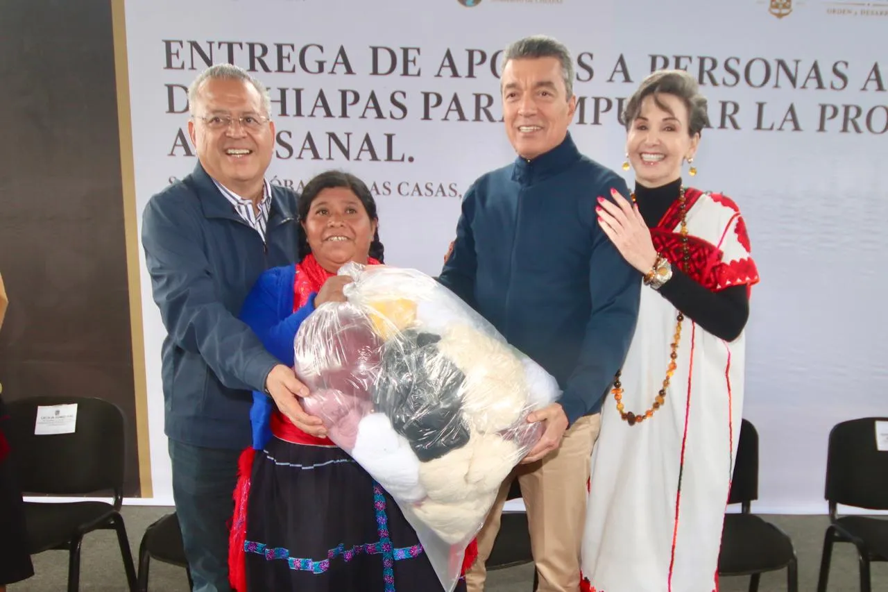 En San Cristóbal de Las Casas, Rutilio Escandón inició entrega de apoyos a artesanas de Chiapas