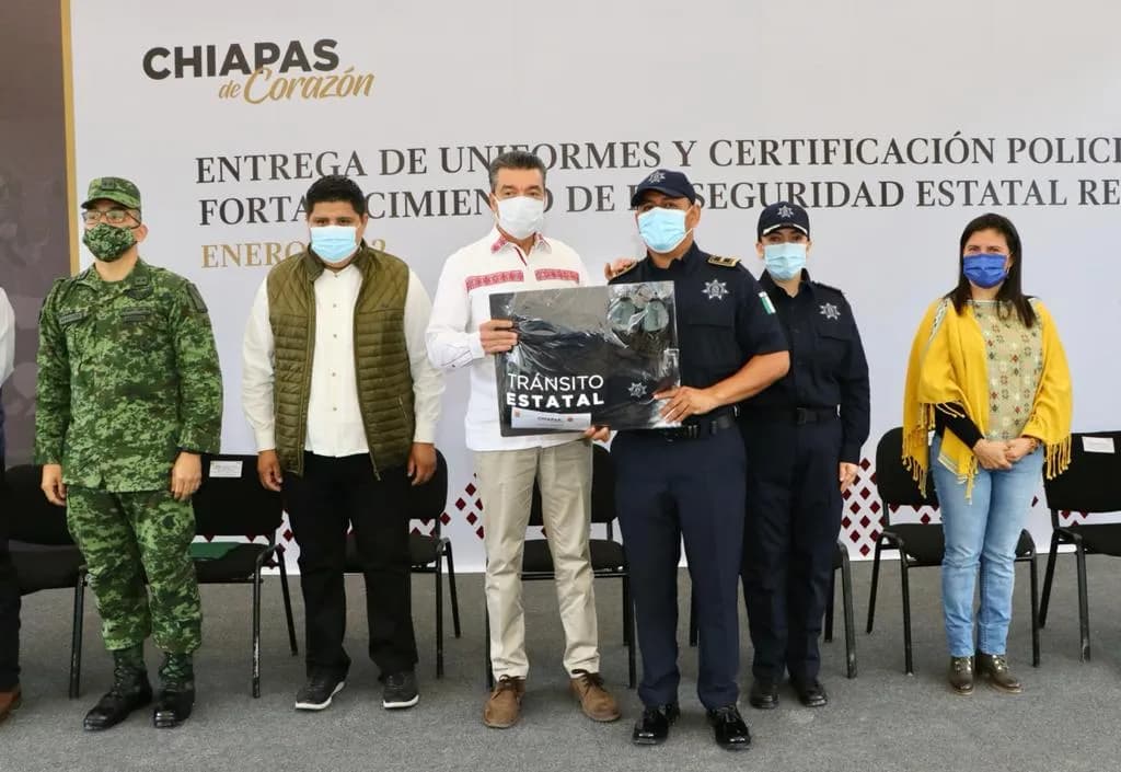 Rutilio Escandón entrega uniformes y certificados a policías estatales de las regiones Selva y Maya
