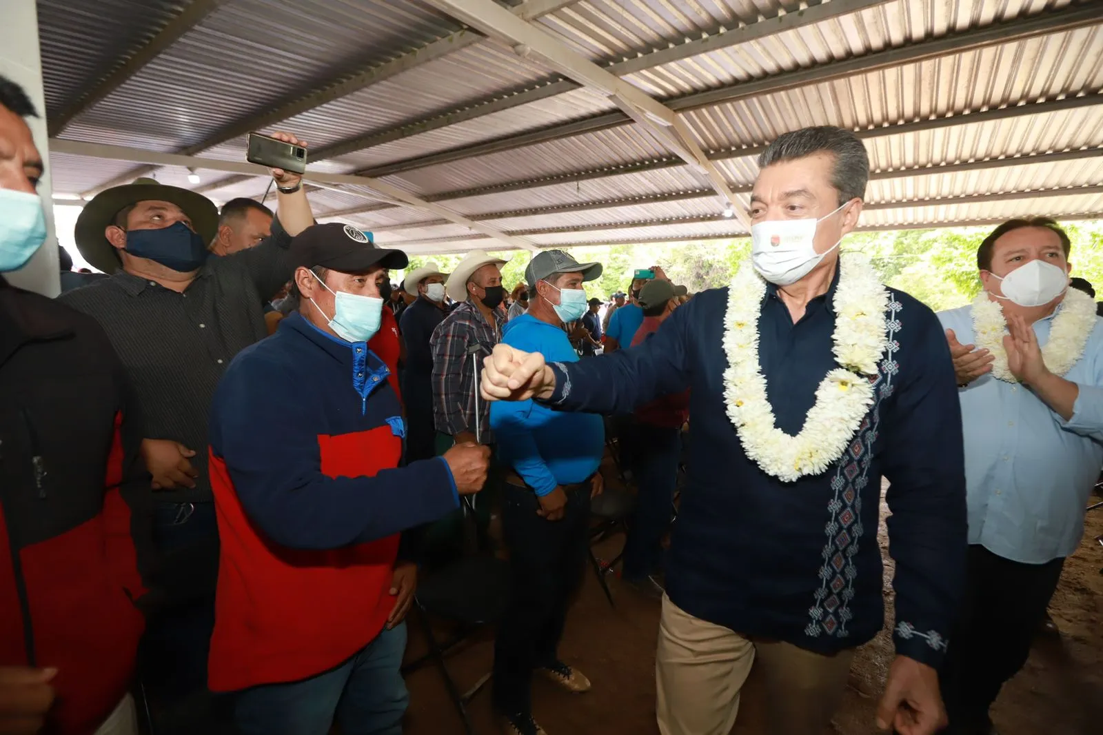 Beneficia Rutilio Escandón a campesinos de Villaflores con árboles frutales y fertilizante