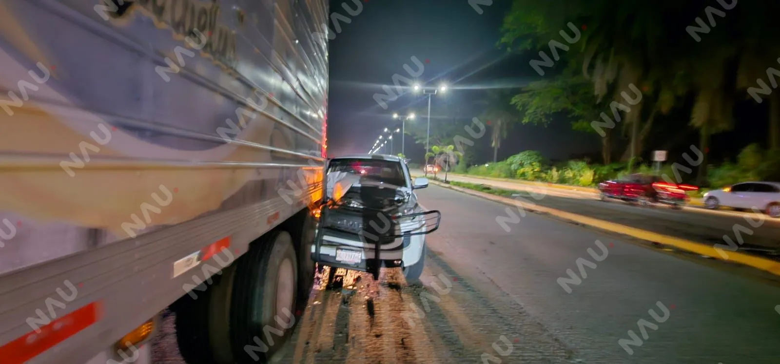 Fuerte choque por alcance entre camioneta y tráiler en el Libramiento Sur Poniente de Tapachula