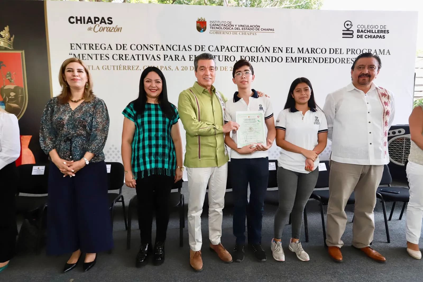 Entrega Rutilio Escandón constancias de capacitación del Programa Mentes Creativas para el Futuro