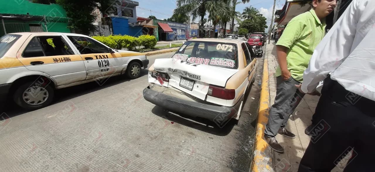 Camioneta chocó por alcance contra un taxi