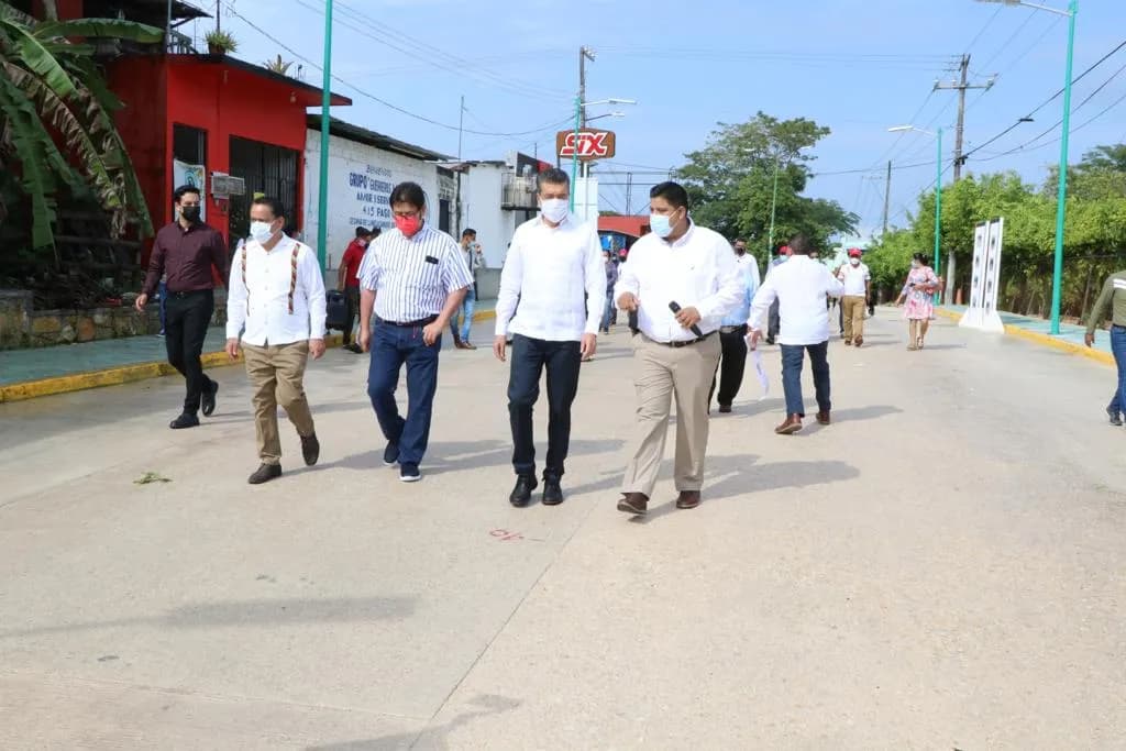 Inaugura Rutilio Escandón pavimentación de calles y avenidas en Palenque