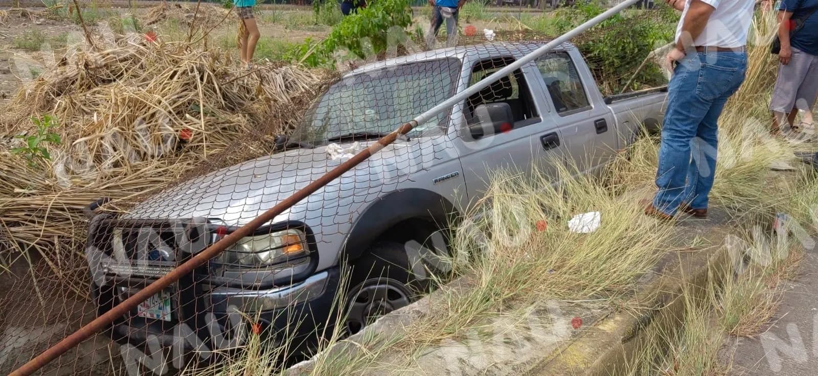 Cae una camioneta en el dren pluvial