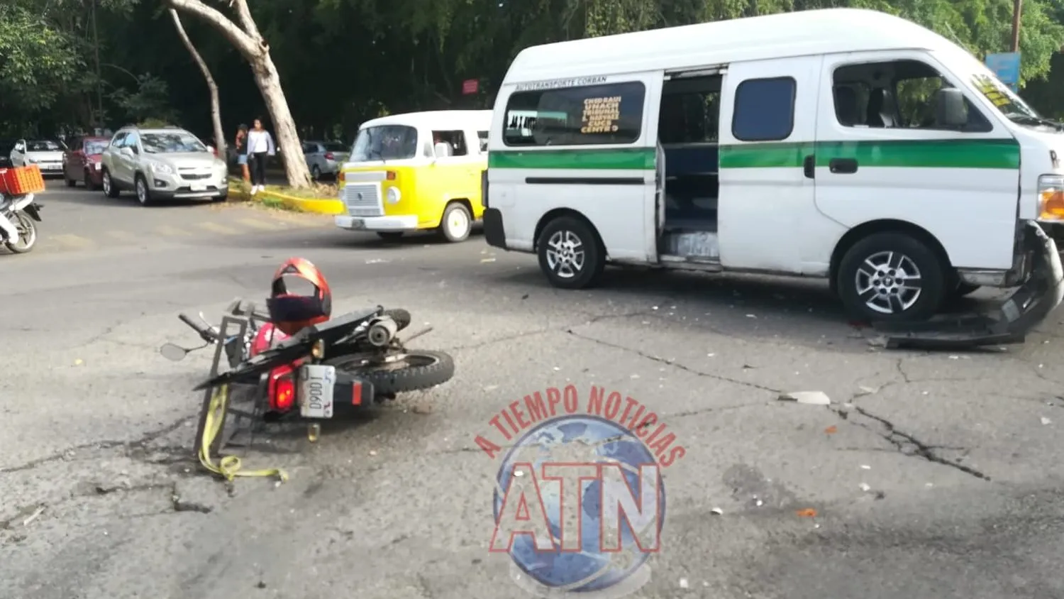 Motociclista pierde un pie tras ser impactado por una combi colectiva