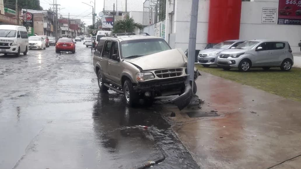 Camioneta choca contra un poste