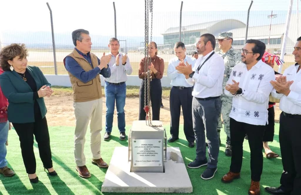 Rutilio Escandón coloca primera piedra de segunda ampliación del Aeropuerto Internacional “Ángel Albino Corzo”