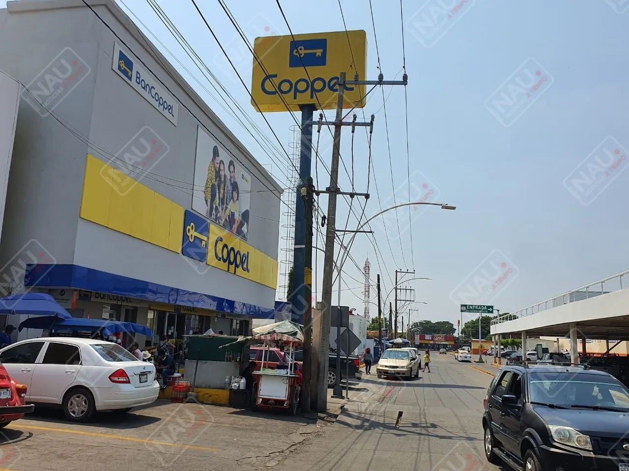 Roban vehículo frente a Coppel de Plaza Cristal