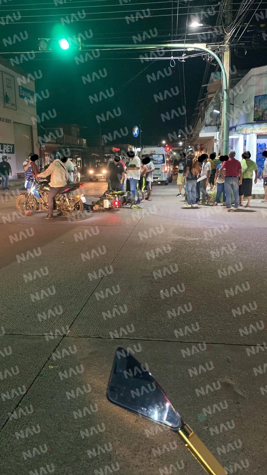 Una mujer Lesionada al chocar una motocicleta y una combi