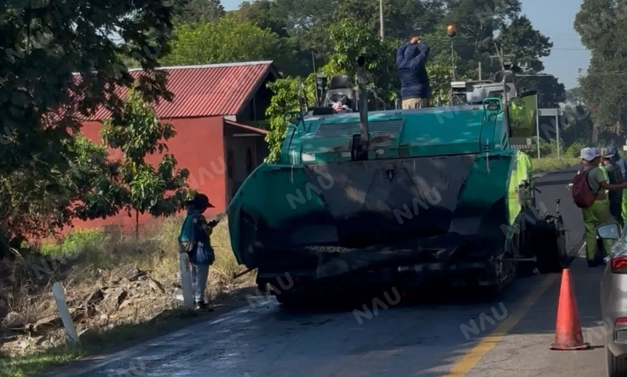 Revestimiento asfáltico avanza en carretera hacia Talismán
