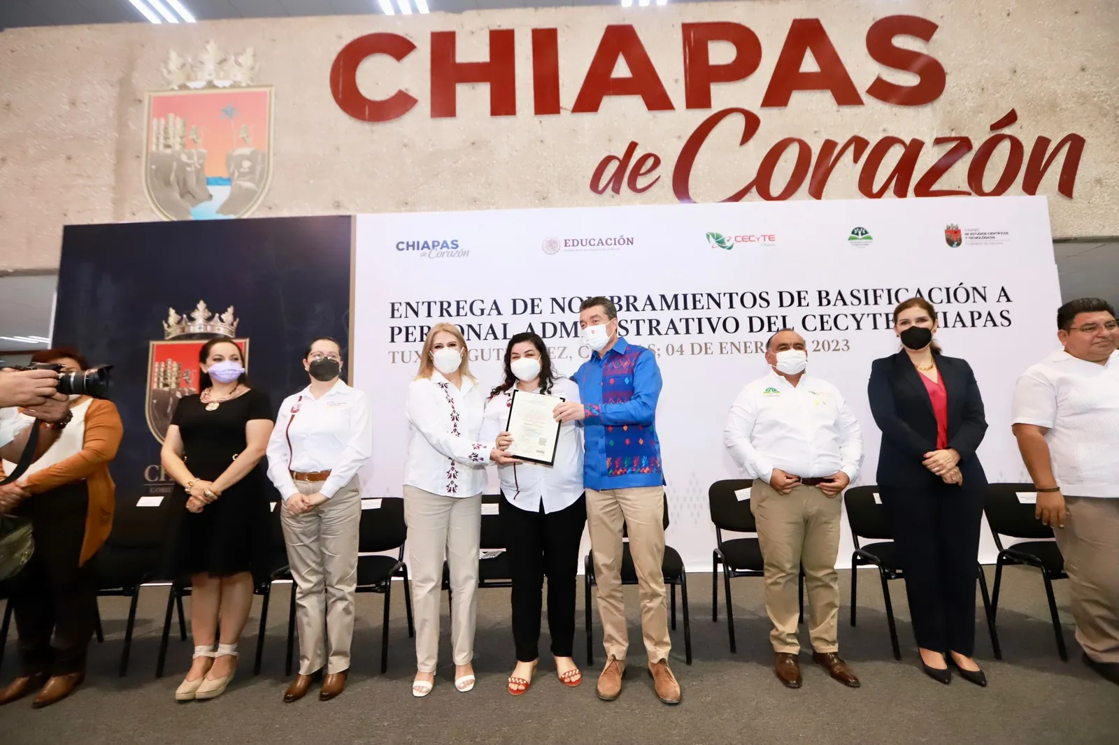 Entrega Rutilio Escandón 95 nombramientos de basificación a personal del CECyTE Chiapas