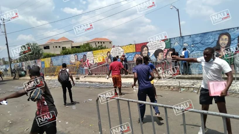 Migrantes se enfrentan entre ellos afuera de Regulación Migratoria en Tapachula.