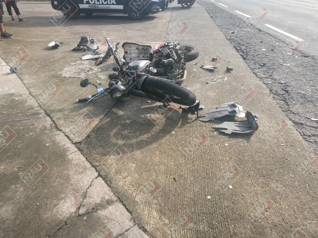 Dos motociclistas lesionados al ser embestidos por un vehículo