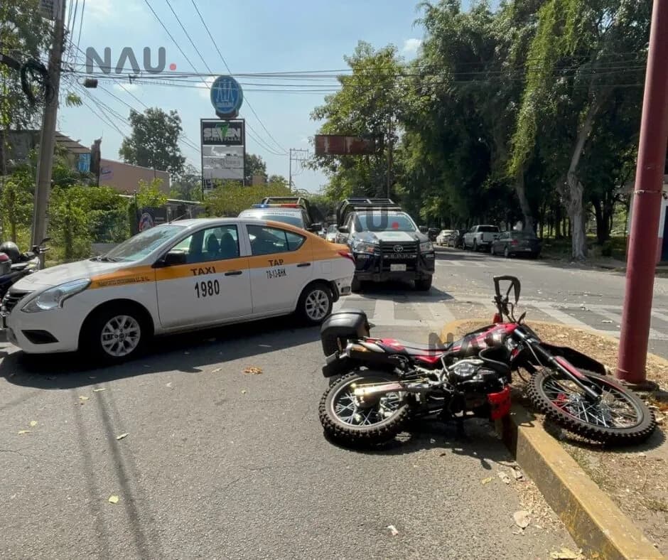 Colisión entre taxi y motocicleta deja a un extranjero herido en Tapachula