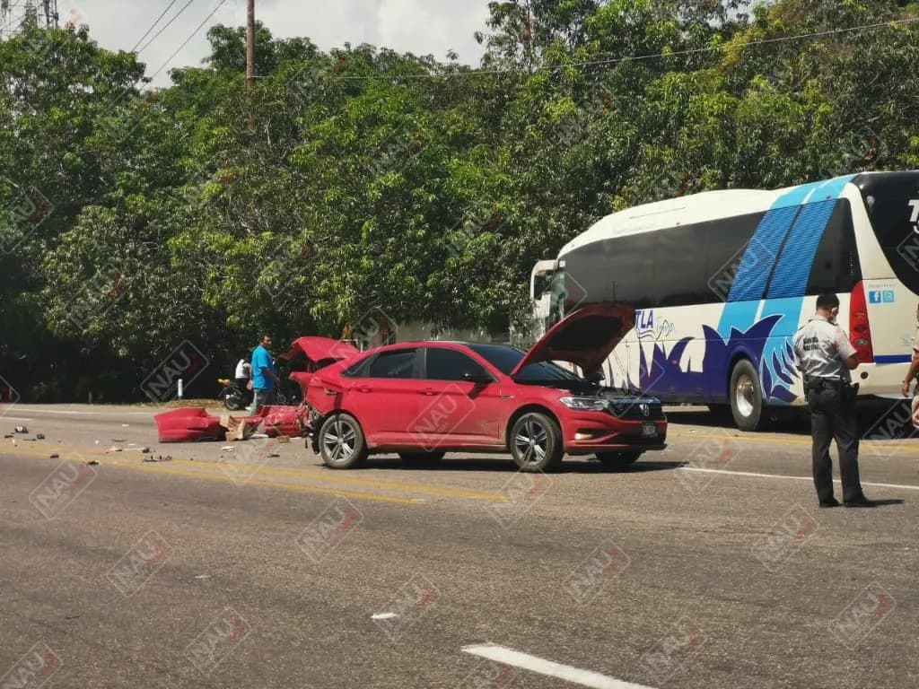 Chocan tres vehículos en la carretera Puerto Madero – Tapachula