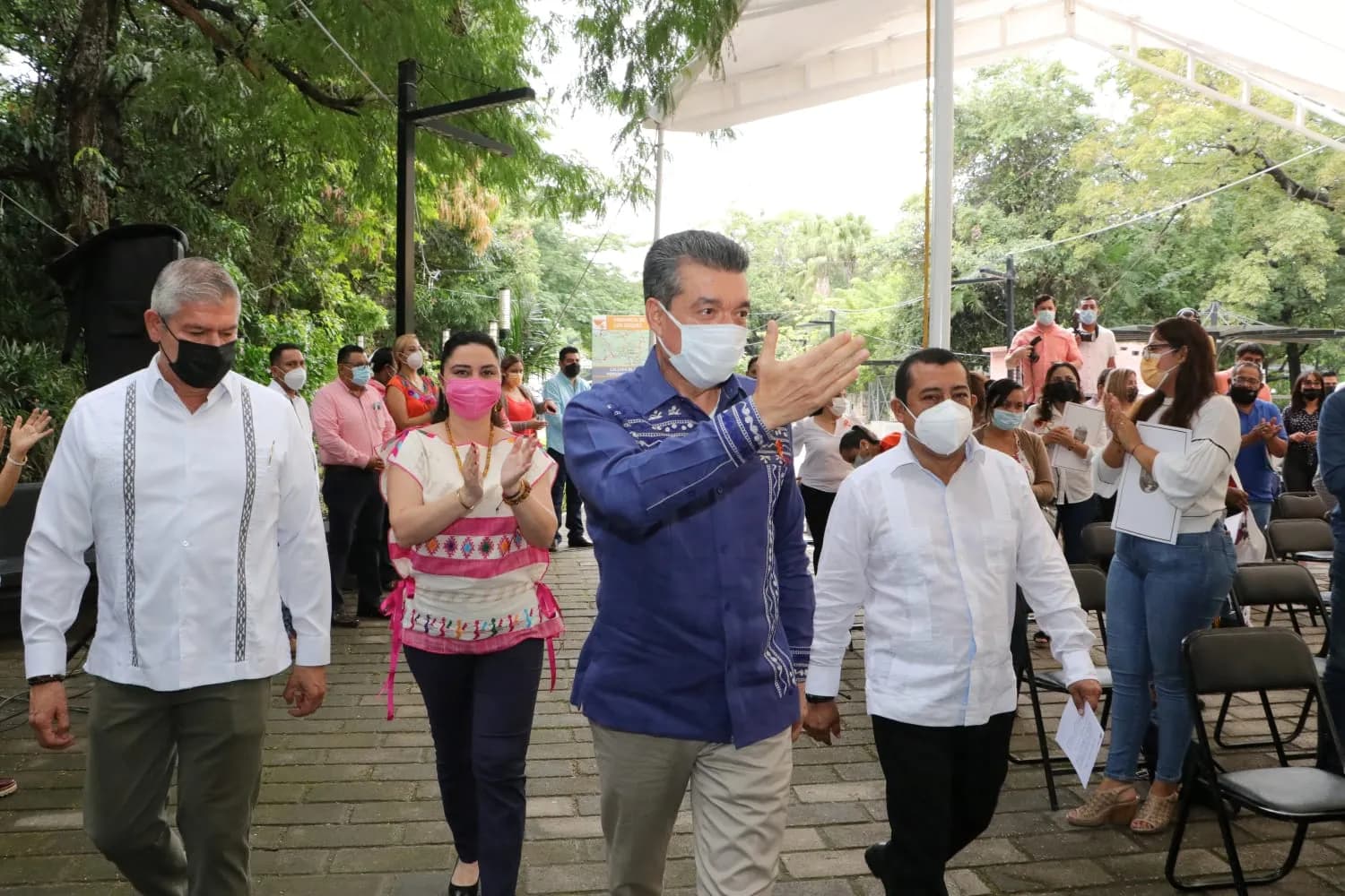 Rutilio Escandón entrega 70 escrituras públicas a familias de distintas colonias de Tuxtla Gutiérrez